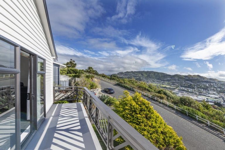 Photo of property in 42 Chapman Street, Newlands, Wellington, 6037