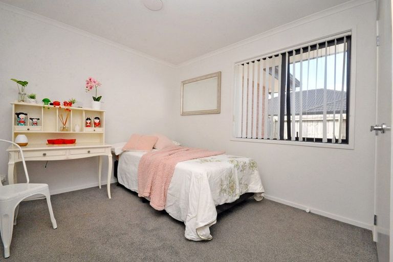 Photo of property in 17 Dumas Place, Rosehill, Papakura, 2113