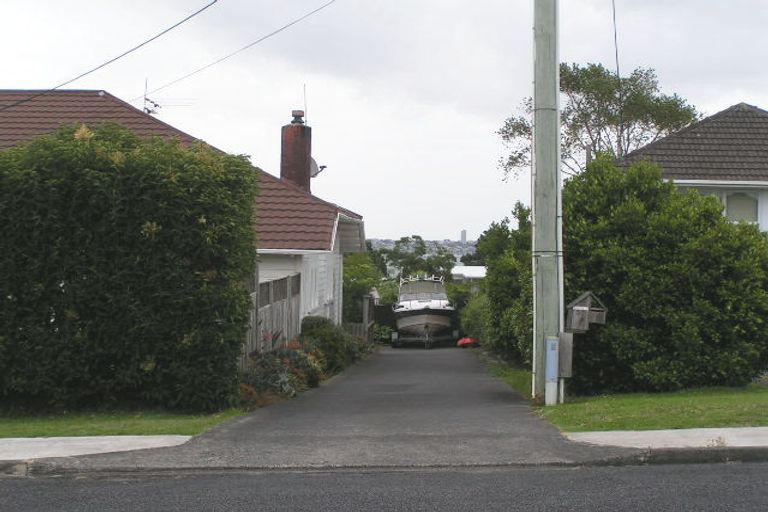 Photo of property in 2/5 Waitemata Road, Hauraki, Auckland, 0622