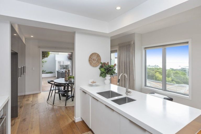 Photo of property in 2 Challenger Lane, Redcliffs, Christchurch, 8081