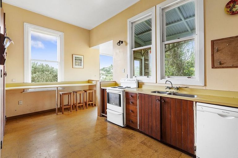 Photo of property in 39 Garden Road, Northland, Wellington, 6012