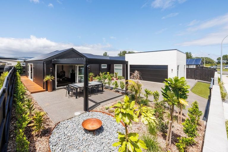 Photo of property in 6 Solitude Crescent, Kelvin Grove, 4414