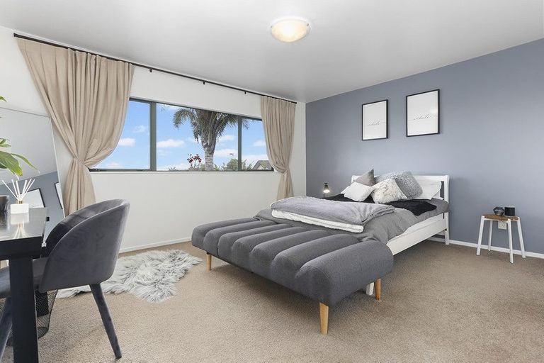 Photo of property in 11 Greenleaf Way, Northcross, Auckland, 0630