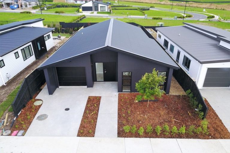 Photo of property in 38 Lumbarda Drive, Kumeu, 0810