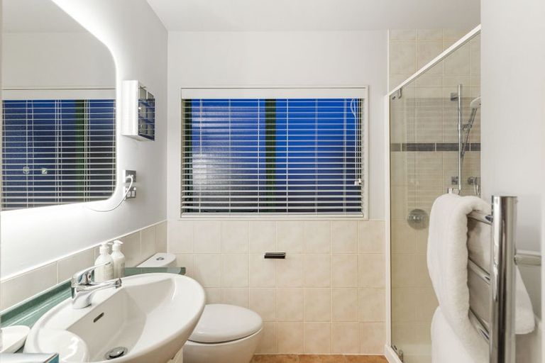 Photo of property in 5 Baulcomb Parade, Windsor Park, Auckland, 0632