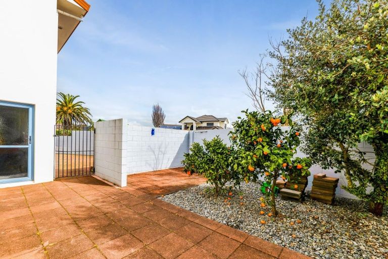 Photo of property in 8 Taylor Place, Merrilands, New Plymouth, 4312