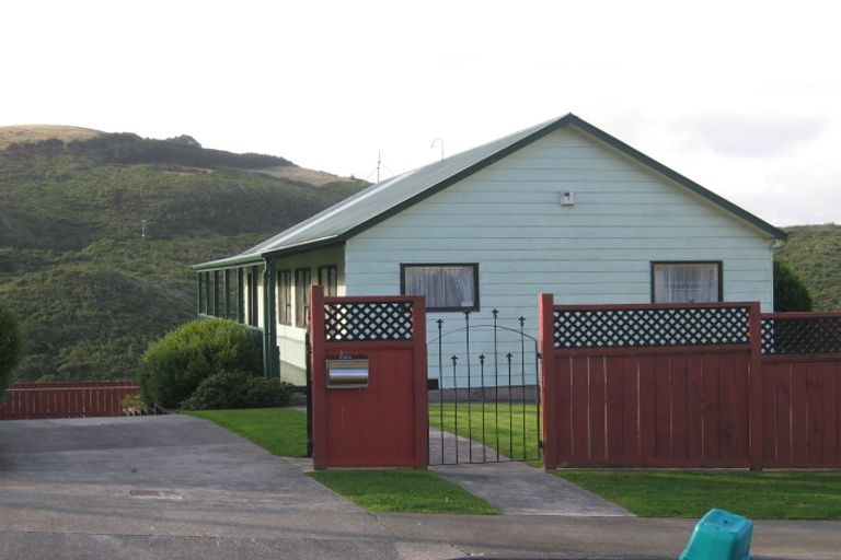 Photo of property in 22 Fernhaven Grove, Newlands, Wellington, 6037