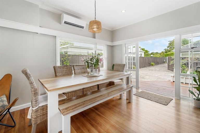 Photo of property in 2/118 East Coast Road, Forrest Hill, Auckland, 0620