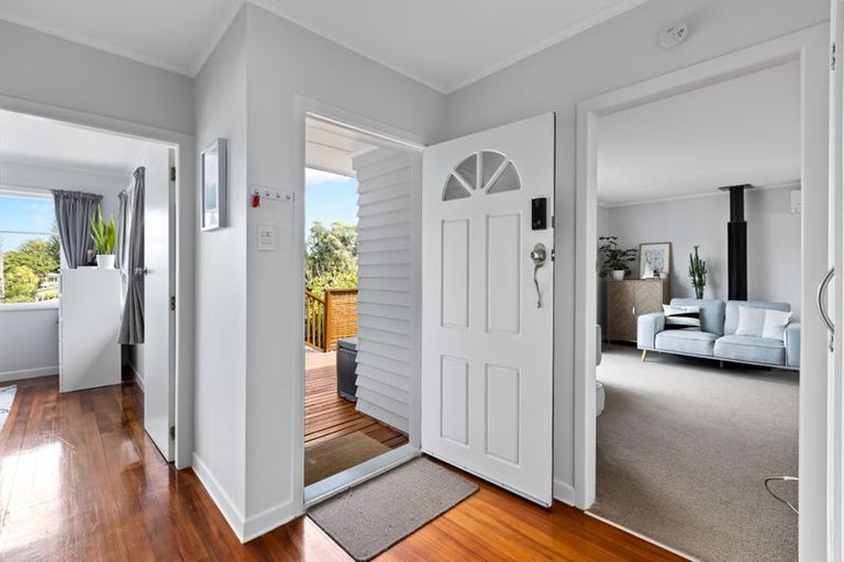 Photo of property in 15 Gill Avenue, Te Atatu Peninsula, Auckland, 0610