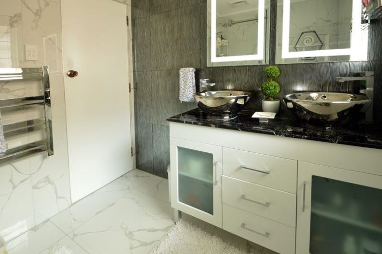 Photo of property in 42 Lynbrooke Avenue, Blockhouse Bay, Auckland, 0600