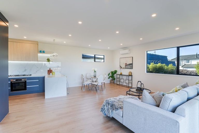 Photo of property in 858d East Coast Road, Northcross, Auckland, 0630