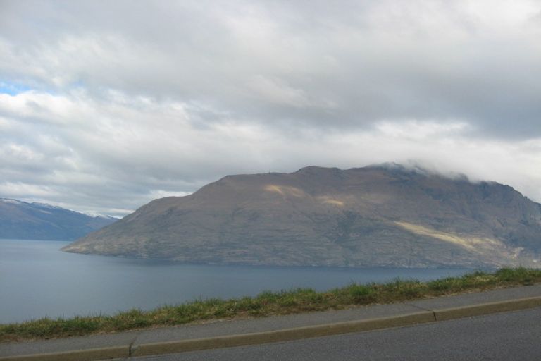 Photo of property in 100 Wynyard Crescent, Fernhill, Queenstown, 9300