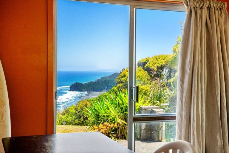Photo of property in 11 Te Ahuahu Road, Piha, New Lynn, 0772