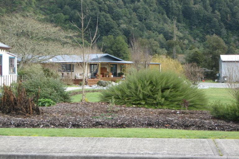 Photo of property in 140 Fairfax Street, Murchison, 7007