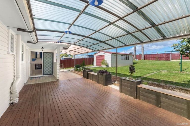 Photo of property in 17 Tamariki Avenue, Kelston, Auckland, 0602