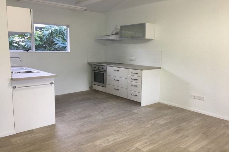 Photo of property in 1/8 Second Avenue, Stanley Point, Auckland, 0624