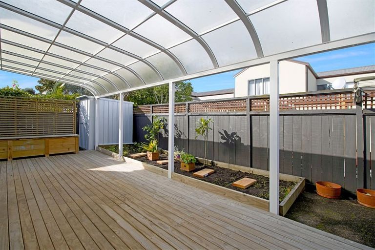 Photo of property in 37 Vinograd Drive, Te Atatu Peninsula, Auckland, 0610