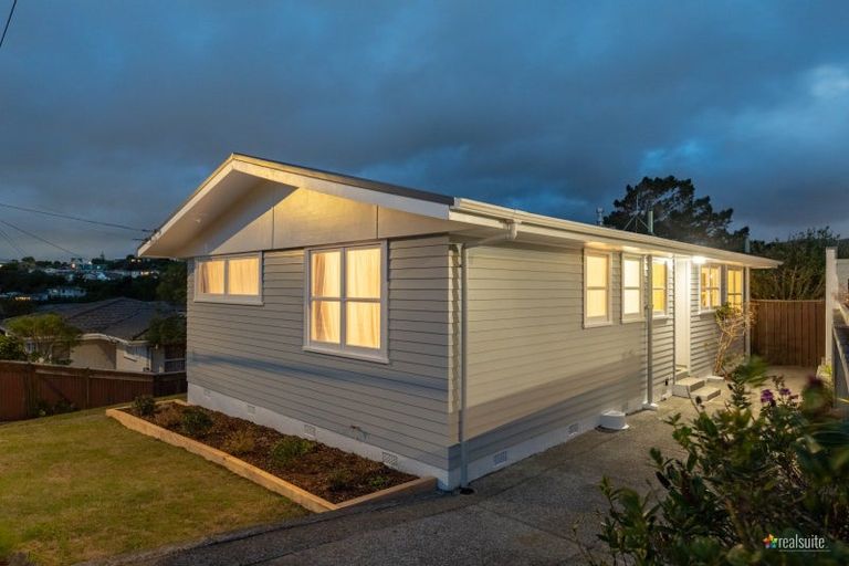 Photo of property in 18 Mark Avenue, Paparangi, Wellington, 6037