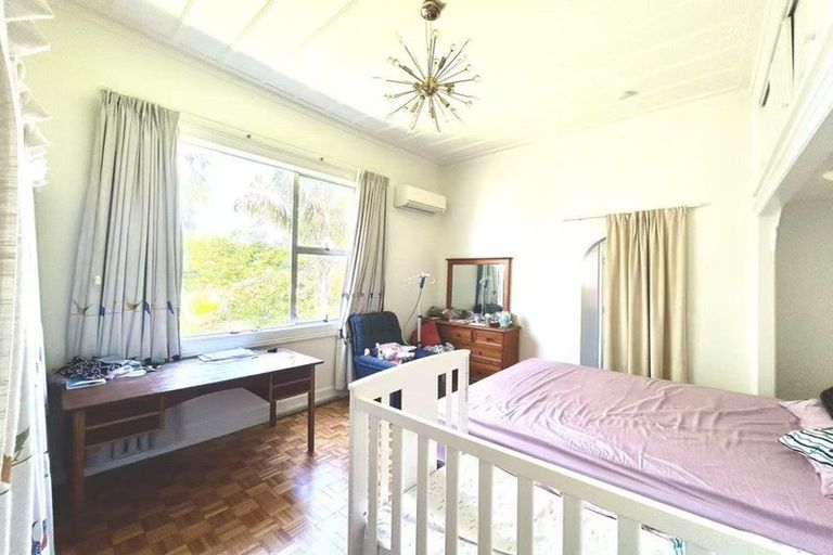 Photo of property in 76 Onewa Road, Northcote Point, Auckland, 0627