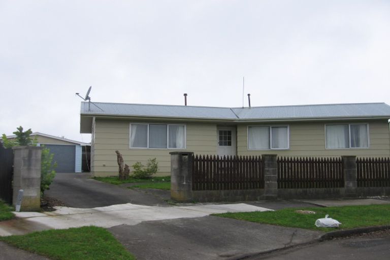 Photo of property in 6 Forbes Place, Kelvin Grove, Palmerston North, 4414