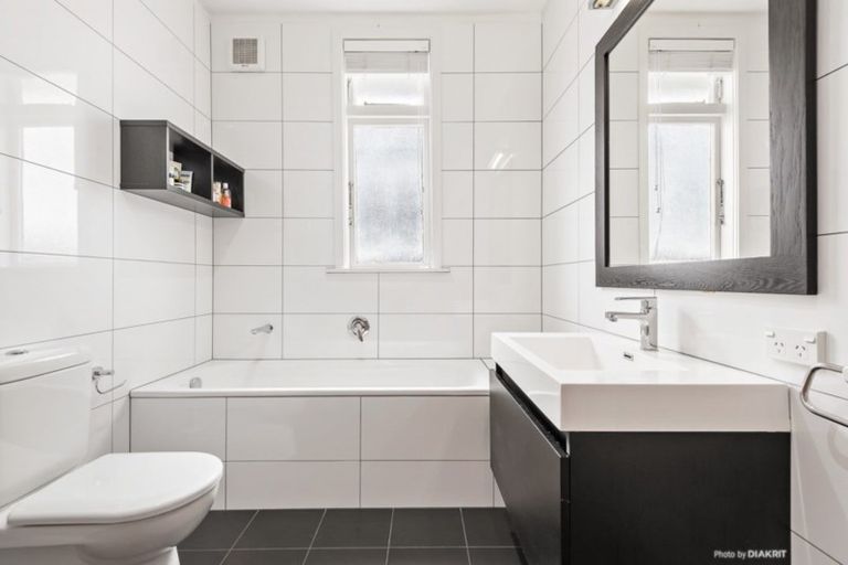 Photo of property in 27 The Parade, Island Bay, Wellington, 6023