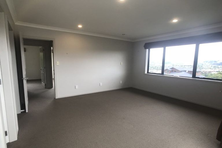 Photo of property in 17 James Nairn Grove, Riverstone Terraces, Upper Hutt, 5018