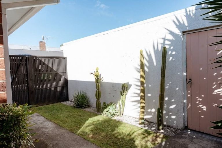 Photo of property in 3/237 Courtenay Street, Strandon, New Plymouth, 4312