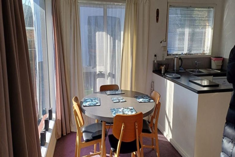 Photo of property in 2/132 Atkinson Road, Titirangi, Auckland, 0604