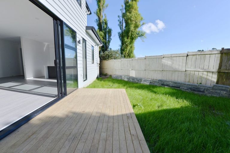Photo of property in 43d Fitzherbert Avenue, West Harbour, Auckland, 0618