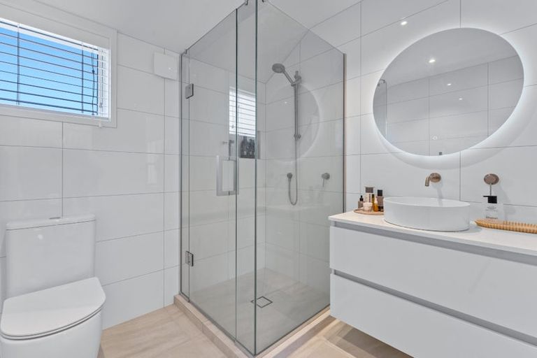 Photo of property in 32a Sandown Road, Rothesay Bay, Auckland, 0630