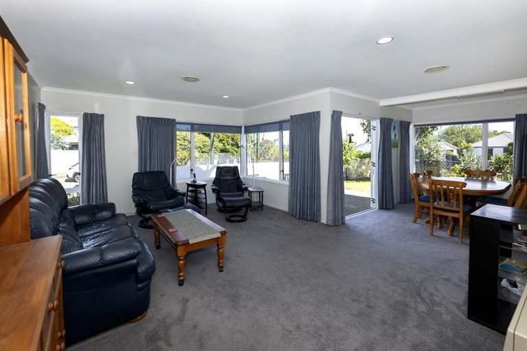 Photo of property in 1 Larsen Place, Merrilands, New Plymouth, 4312