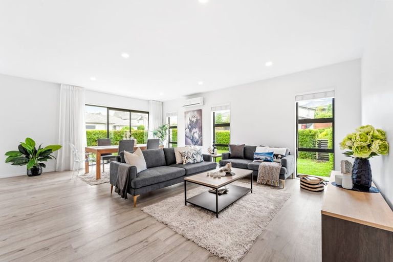 Photo of property in 29 Syd Grant Crescent, Orewa, 0931