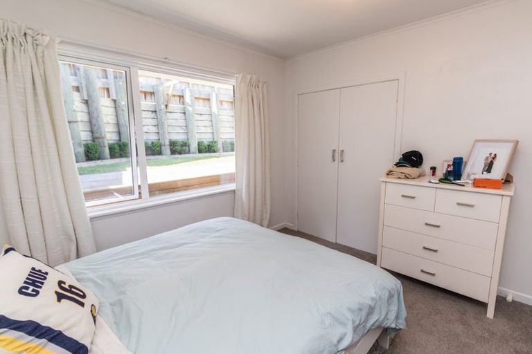 Photo of property in 68 Newlands Road, Newlands, Wellington, 6037