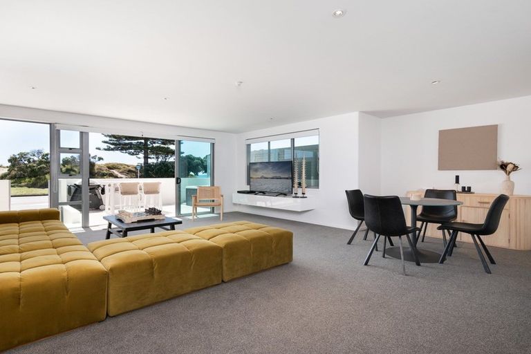 Photo of property in 2/135 Marine Parade, Mount Maunganui, 3116