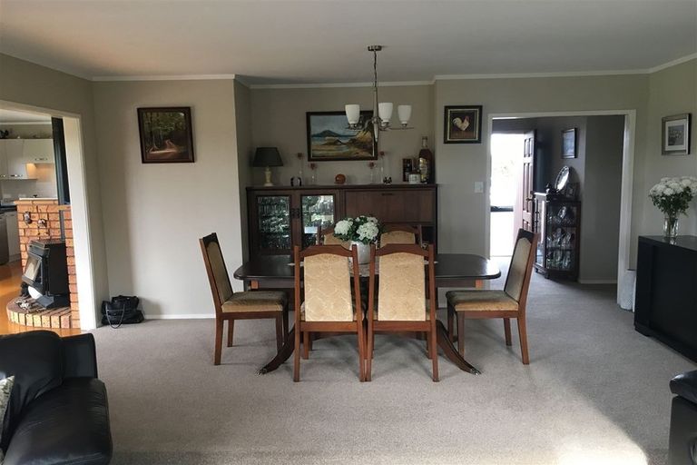 Photo of property in 679 Waitakere Road, Kumeu, 0891