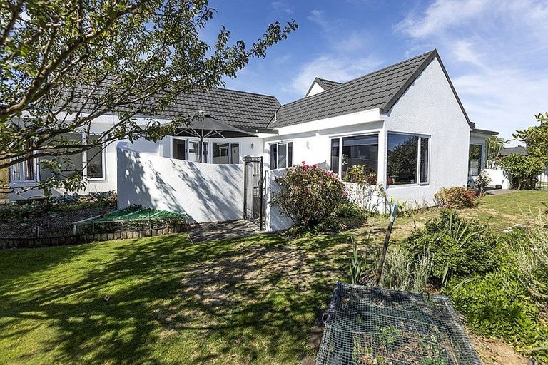 Photo of property in 1 Larsen Place, Merrilands, New Plymouth, 4312