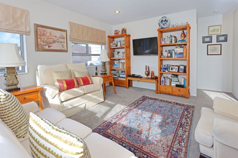 Photo of property in 114 Lake Panorama Drive, Henderson Valley, Auckland, 0612