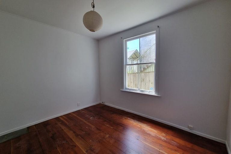 Photo of property in 28 Roxburgh Street, Mount Victoria, Wellington, 6011