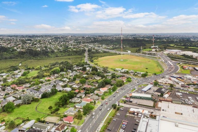 Photo of property in 302 Lincoln Road, Henderson, Auckland, 0610