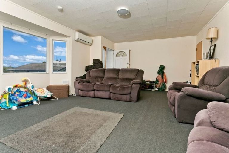 Photo of property in 14 Jumento Place, Unsworth Heights, Auckland, 0632