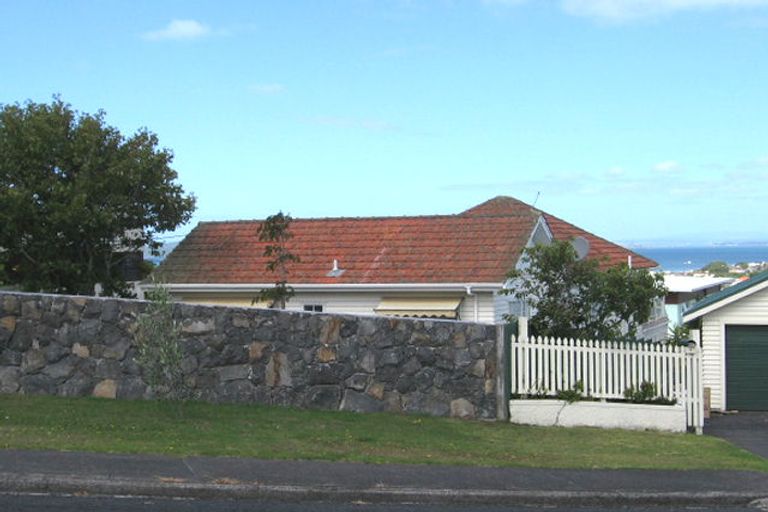 Photo of property in 17 Seaview Road, Castor Bay, Auckland, 0620