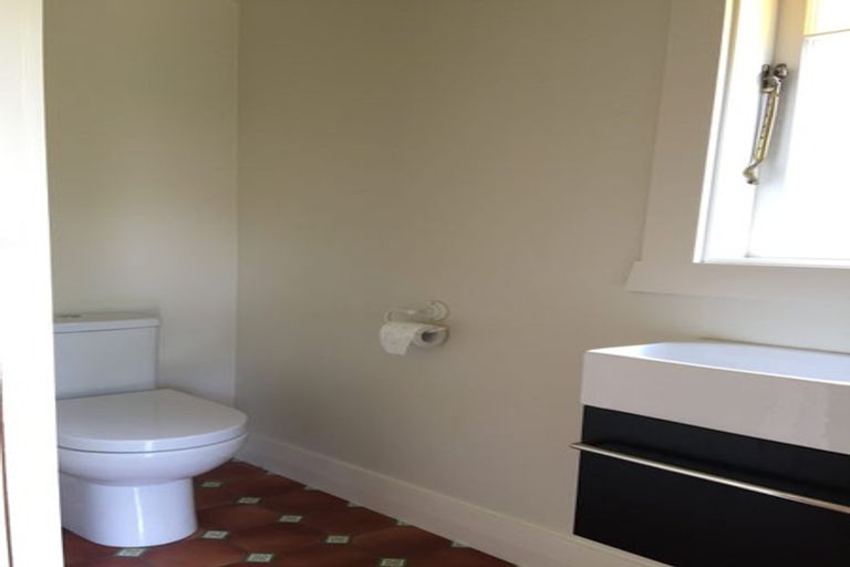 Photo of property in 6 Adam Street, Greenlane, Auckland, 1051
