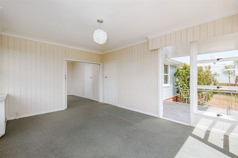 Photo of property in 17 Chivalry Road, Glenfield, Auckland, 0629