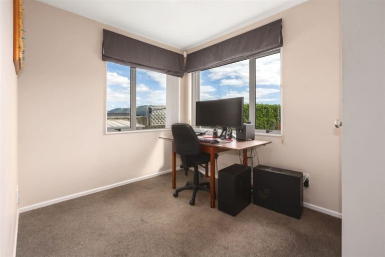 Photo of property in 6 Sumner Terrace, Aotea, Porirua, 5024