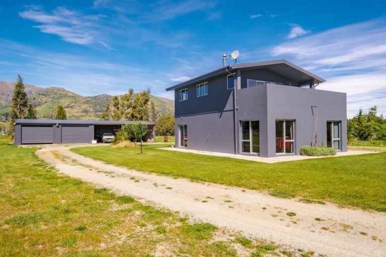 Photo of property in 29 Paterson Drive, Hawea Flat, Wanaka, 9382