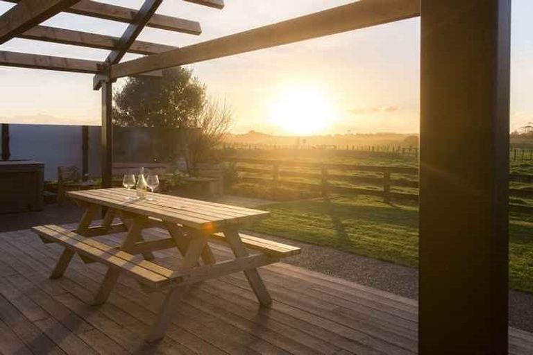 Photo of property in 407 Tikorangi Road East, Tikorangi, Waitara, 4383