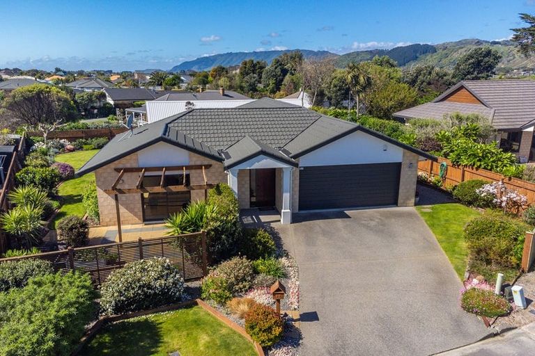 Photo of property in 27 Quadrant Heights, Paraparaumu, 5032