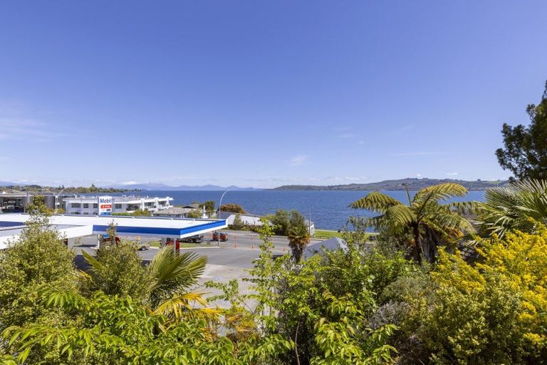 Photo of property in 1/202 Lake Terrace, Waipahihi, Taupo, 3330