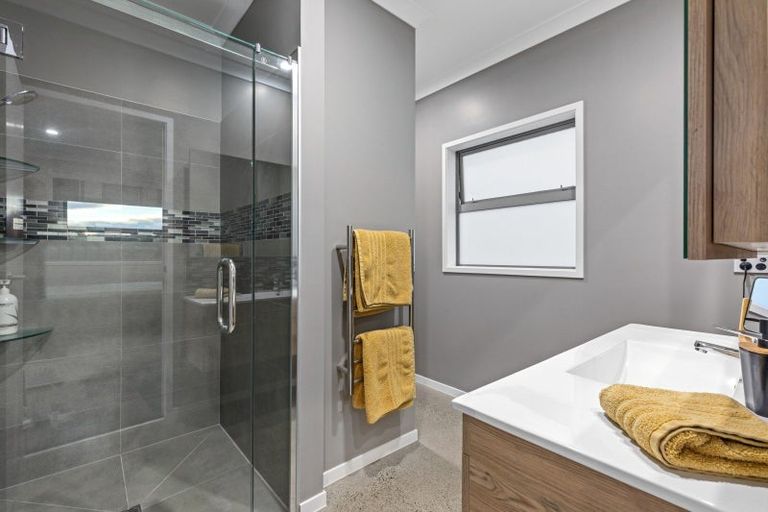 Photo of property in 111 Oteki Park Drive, Welcome Bay, Tauranga, 3112