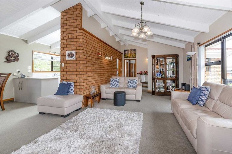 Photo of property in 208 Edmonton Road, Te Atatu South, Auckland, 0610